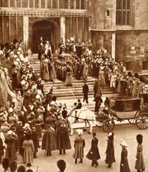 König George wird zur Ruhe gebettet, mit König Edward VIII. und Königin Mary, die die Kapellentreppe hinaufsteigen, 1936